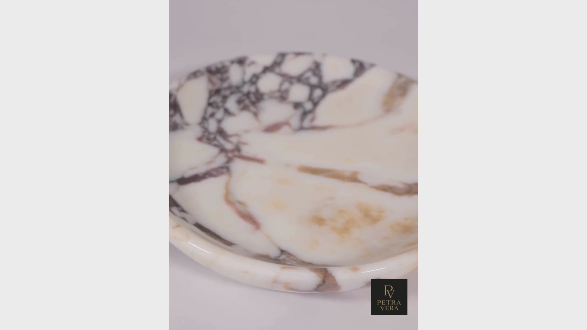 Rotating view of Calacatta Viola marble plate revealing its hand-polished surface, deep veining, and luxurious craftsmanship.